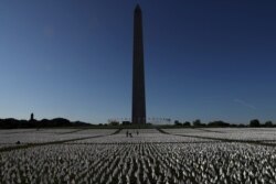 资料照：美国首都华盛顿纪念碑周围插着上百万小白旗，纪念因新冠疫情去世的美国人。（2021年10月1日）