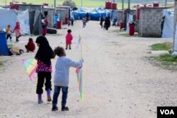 Children of foreign fighters play in the al-Roj camp in Syria, March 1, 2019. (H. Murdock/VOA)