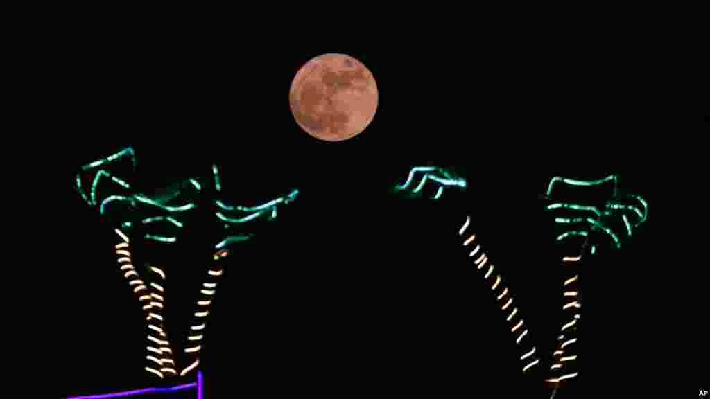 La lune se lève sur la plage de Clifton à Karachi, au Pakistan, le 14 novembre 2016.