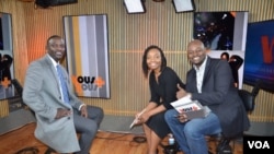 Akon with hosts Anasthasie Tudieshe and Roger Muntu (R)