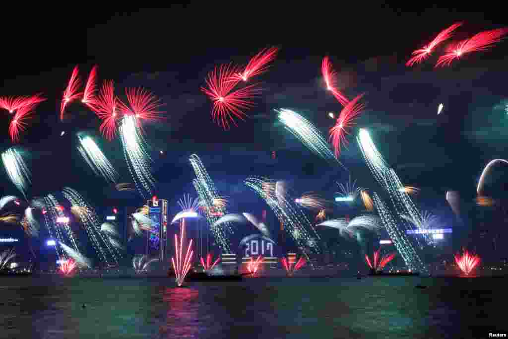2017년을 가리키는 조명이 불을 밝힌 홍콩컨벤션센터 인근에서 새해맞이 불꽃놀이 행사가 진행되고 있다.