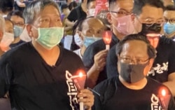 香港支联会主席李卓人（左）表示，数以万计香港人在警方反对下，仍然参与维园六四31周年烛光集会，反映香港人心不死、烛光不灭，延续30年的维园烛光之海在香港人心中有特别的象征意义（美国之音/汤惠芸）