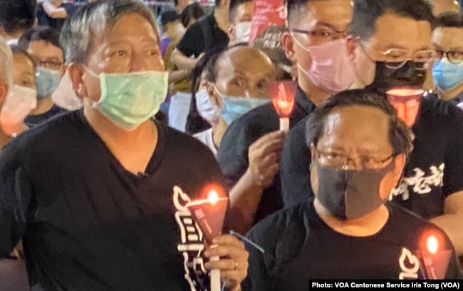香港支联会主席李卓人(左)表示,数以万计香港人在警方反对下,仍然参与维园六四31周年烛光集会,反映香港人心不死、烛光不灭,延续30年的维园烛光之海在香港人心中有特别的象征意义(美国之音/汤惠芸)
