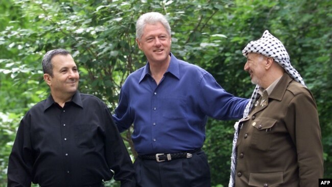 2000 yılında İsrail Başbakanı Ehud Barak, ABD Başkanı Bill Clinton ve Filistin lideri Yaser Arafat Camp David'de