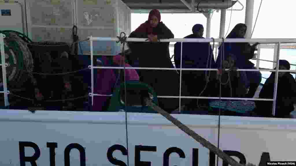 Des Somaliennes attendent de débarquer du navire espagnol qui les a sauvées en mer Méditerranée, Pozzallo, Sicile, 7 octobre 2015 (Nicolas Pinault/VOA). &nbsp;