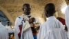 Le Cardinal Laurent Monsengwo Pasinya, Archevêque de Kinshasa, distribue l'eucharistie lors d'une messe catholique en mémoires des victimes des violents affrontements, à Kinshasa, le 21 septembre 2016.