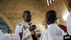 Le Cardinal Laurent Monsengwo Pasinya, Archevêque de Kinshasa, distribue l'eucharistie lors d'une messe catholique en mémoires des victimes des violents affrontements, à Kinshasa, le 21 septembre 2016.