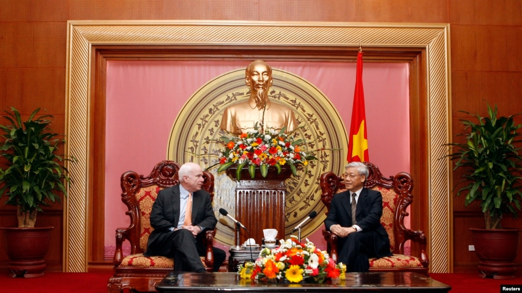 Ông John McCain và ông Nguyễn Phú Trọng.
