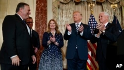 Predsjednik Trump pozdravlja aplauzom novog državnog sekretara Pompea