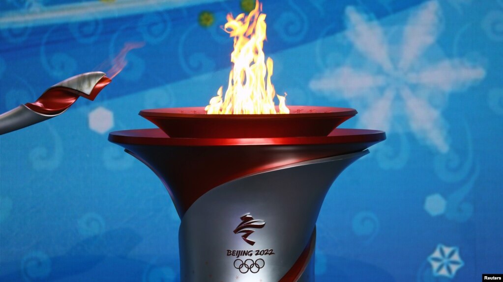 Ngọn lửa Olympic bùng cháy sau khi được truyền từ một ngọn đuốc tại buổi lễ chào đón ngọn lửa Thế vận hội Mùa đông 2022 Bắc Kinh, ở Bắc Kinh, Trung Quốc, ngày 20 tháng 10, 2021.