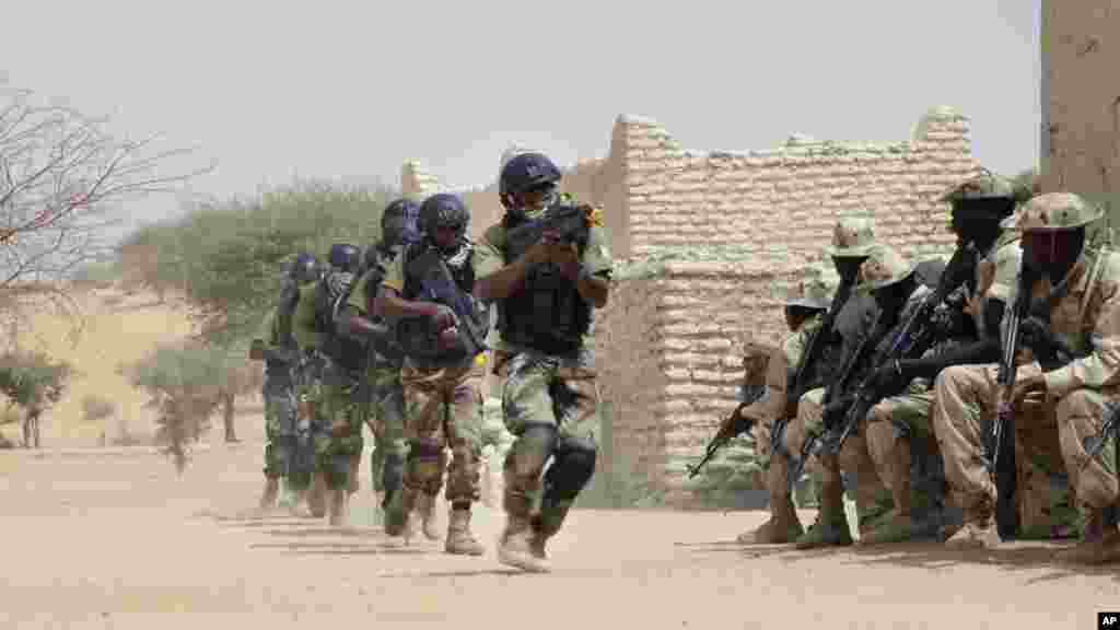Les forces nigérianes courent et dépassent les troupes tchadiennes, au cours d&#39;un exercice de libération d&#39;otages &quot;Flintlock&quot; à Mao, Tchad, camedi 7 mars 2015.