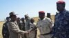 Le président tchadien Idriss Déby Itno, 2e à gauche, couvert d’un chapeau, salue des officiers de l’armée à la base militaire sergent-chef Adji Kosseï de N’Djaména, 17 octobre 2018. (Facebook/Idriss Déby Itno)