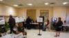 选民们正在纽约曼哈顿中国城的一家投票站内投票。（美国之音方方拍摄）
