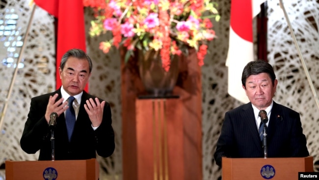 日本外相茂木敏充(右)和中国国务委员兼外交部长王毅在东京举行会谈后出席记者会。(2019年11月25日)