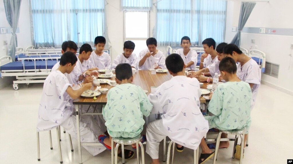 Los niÃ±os del equipo de fÃºtbol que fueron rescatados de una cueva en Tailandia comparten una comida en el hospital Chiang Rai Prachanukroh, al norte del paÃ­s. 