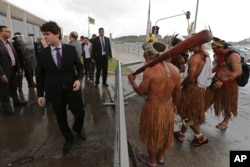 FILE - Security officials block Pataxo indigenous men from entering the Planalto presidential palace in Brasilia, Brazil, Nov. 22, 2016. Brazil's various indigenous groups were demanding that the government recognize their ancestral lands.