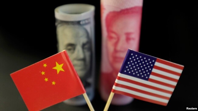 美中货币前的美中国旗