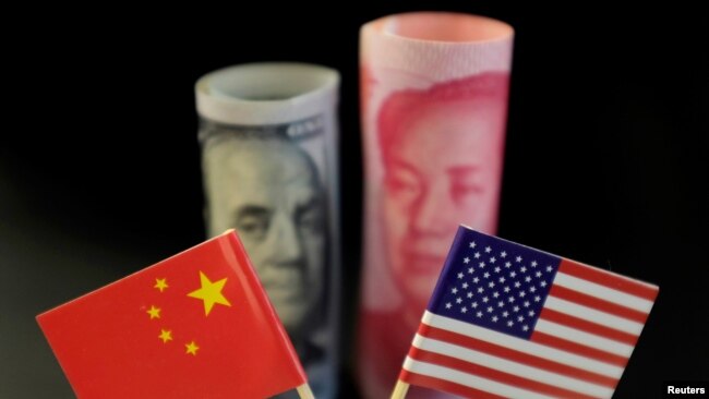  美中货币前的美中国旗 美中货币前的美中国旗