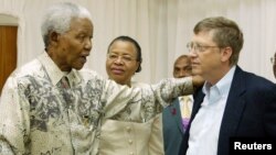 La Academia de Liderazgo Africano (ALA) busca a los Nelson Mandela y Bill Gates del futuro. Encuentro de los personajes en 2003 en Johannesburgo.
