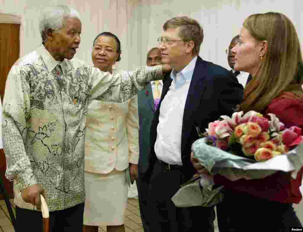 Nelson Mandela conversa con Bill y Melinda Gates, en septiembre de 2003.