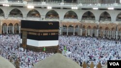 Les pèlerins accomplissant leur Tawaf autour de la Kaaba à la Mecque, 11 août 2017. (VOA/Siriki Barro)