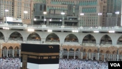 Les pèlerins accomplissant leur Tawaf autour de la Kaaba à la Mecque, 11 août 2017. (VOA/Siriki Barro)
