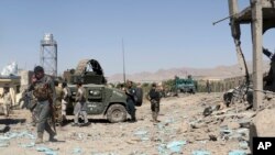 Pasukan keamanan dikerahkan di lokasi serangan bunuh diri dan bentrokan yang terus berlangsung antara pemberontak Taliban dan pasukan pemerintah di kantor polisi di provinsi Paktia, Afghanistan, 18 Juni 2017.