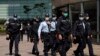 戴着口罩的香港警察在金融区一带巡逻。（2020年2月19日）