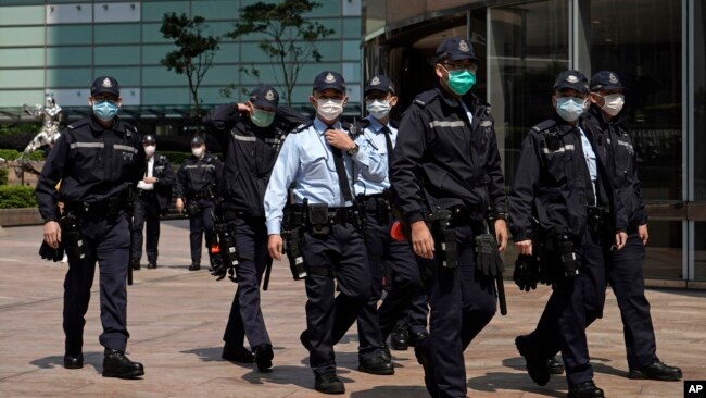 戴着口罩的香港警察在金融区一带巡逻。（2020年2月19日）