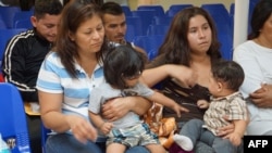 Những người mẹ và con cái chờ được giúp đỡ tại một trung tâm nhân đạo ở thành phố biên giới McAllen, bang Texas, ngày 15 tháng 6, 2018.