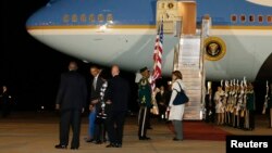 Obama llega a Sudáfrica, junto con su familia, en su gira por África en donde promueve la democracia y las libertades. 