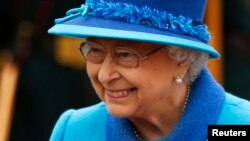 Nữ hoàng Elizabeth xuất hiện trước công chúng tại lễ khánh thành một đường hỏa xa ở Scotland, ngày 9/9/2015.