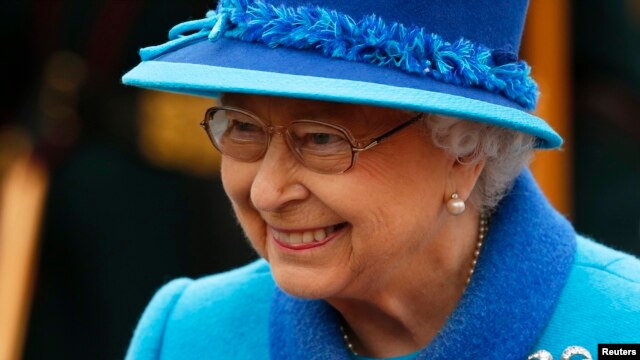 La reina Isabel II de Gran Bretaña asistió a la inauguración de una estación ferroviaria en Escocia, el miércoles, 9 de septiembre de 2015.