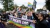 Partidarios de los derechos LGBT protestan frente a la Corte Suprema de Estados Unidos en Washington, el 8 de octubre de 2019. AP.