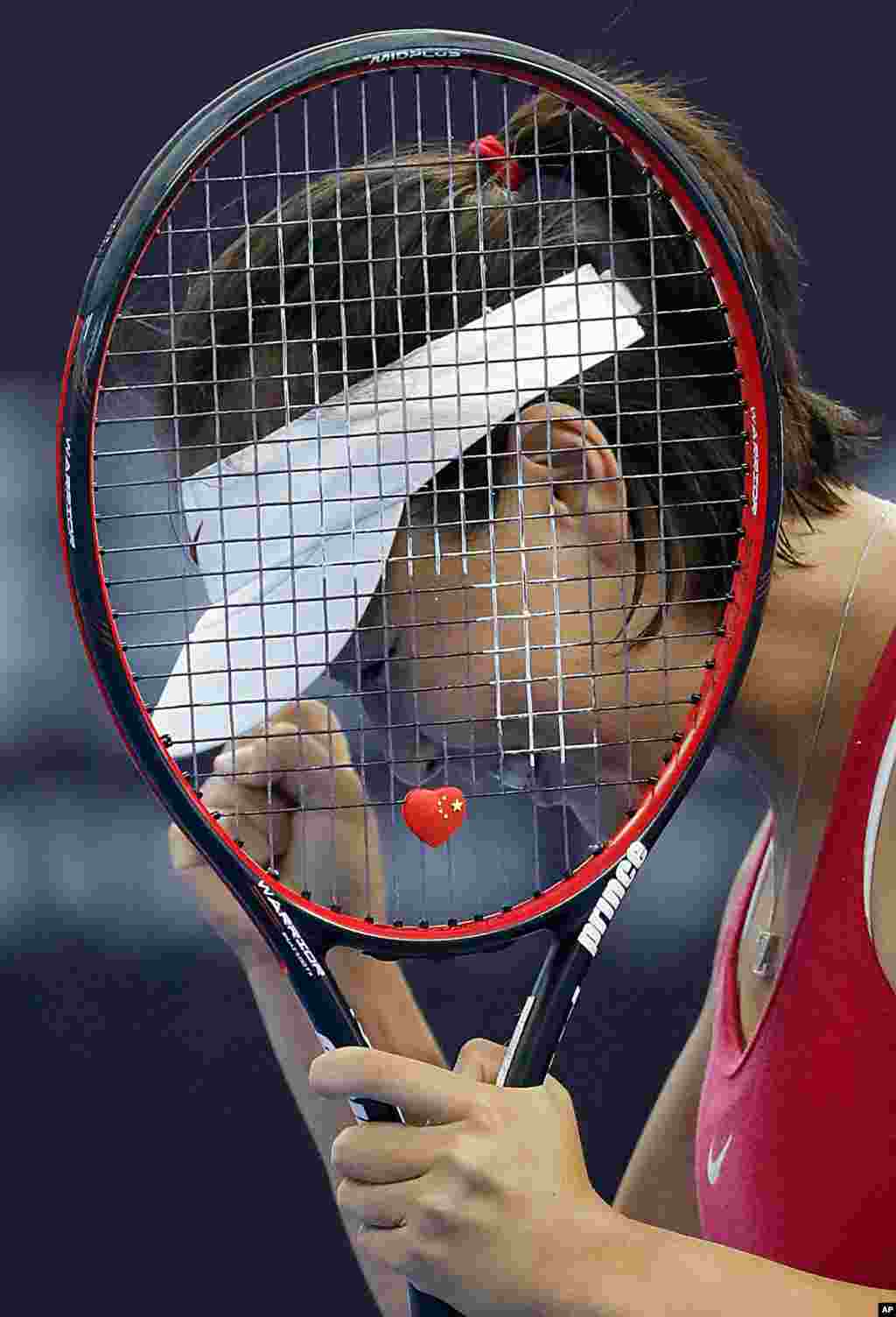 中国网球名将彭帅在北京举行的中国网球公开赛中战胜美国的维纳斯&amp;middot;威廉姆斯而赢得女子单打比赛冠军之后（2016年10月3日）。2018年8月8日网球公正性小组宣布， 彭帅因意图使用金钱利诱双打搭档退赛被判禁赛三到六个月，罚款一万美元。如果不再有违规行为，她最早在11月8日就可以恢复比赛。​