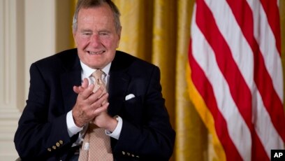 George Bush padre votará por Hillary Clinton