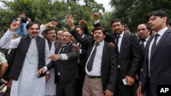 Lawyers shout "go Nawaz go" after leaving the Supreme Court following proceedings on corruption allegations against Prime Minister Nawaz Sharif's family, in Islamabad, Pakistan, July 17, 2017. 