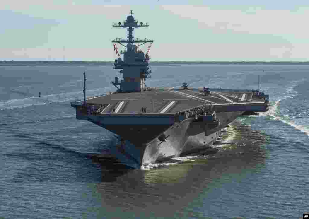 2017年7月12日，航空母舰福特号（USS Gerald R. Ford）在维吉尼亚州纽波特纽斯即将进行首次下水试航（美国海军提供）。该航母的建造始于2009年，当时计划2015年完成，耗资105亿美元。美国海军说，成本超支和工期拖延的原因在于这艘航母的技术十分尖端。