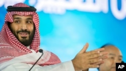 Putra Mahkota Saudi Mohammed bin Salman memberi sambutan pada upacara pembukaan Konferensi Inisiatif Investasi Masa Depan di Riyadh, Arab Saudi, 24 Oktober 2107. (Foto: dok).