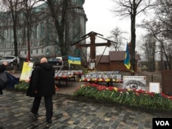 Memorials mark the spots where demonstrators were massacred during the 2014 Maidan Revolution in Kyiv. (L. Ramirez / VOA)