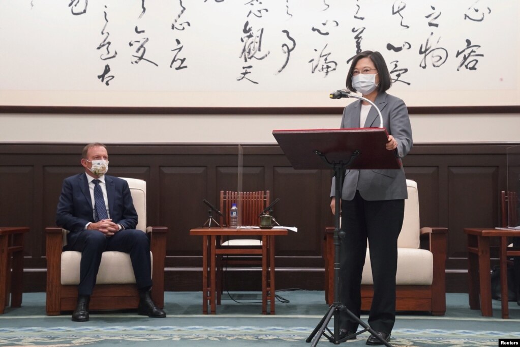 台湾总统蔡英文在台北会晤到访的澳大利亚前总理阿博特。（2021年10月7日）(photo:VOA)