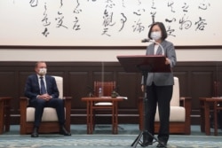 Presiden Taiwan Tsai Ing-wen berbicara di samping mantan Perdana Menteri Australia Tony Abbott selama pertemuan mereka di Taipei, Taiwan, 7 Oktober 2021. (Foto: Central News Agency/Pool via REUTERS)