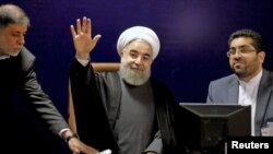 លោក​ប្រធានាធិបតីអ៊ីរ៉ង់ Hassan Rouhani (កណ្តាល) បក់ដៃ​បន្ទាប់​ពីចុះឈ្មោះសម្រាប់​ការ​បោះ​ឆ្នោត​ក្នុង​ខែ​កុម្ភៈនៃក្រុមប្រឹក្សា​អ្នកជំនាញនៅឯក្រសួង​មហាផ្ទៃទីក្រុង Tehranកាលពីថ្ងៃទី​២១ ធ្នូ ឆ្នាំ២០១៥