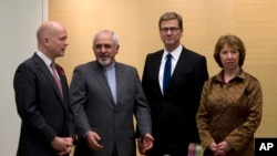 Menlu Inggris William Hague (kiri), Menlu Iran Mohammad Javad Zarif (dua dari kiri), Menlu Jerman Guido Westerwelle, dan Pemimpin Kebijakan Luar Negeri Uni Eropa Catherine Ashton (kanan) di Hotel Intercontinental, Jenewa, Swiss (9/11).