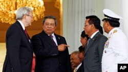 Indonesian President Susilo Bambang Yudhoyono, second left, talks with Australian Prime Minister Kevin Rudd, left, after meeting at Presidential Palace in Bogor, West Java, Indonesia, July 5, 2013. 