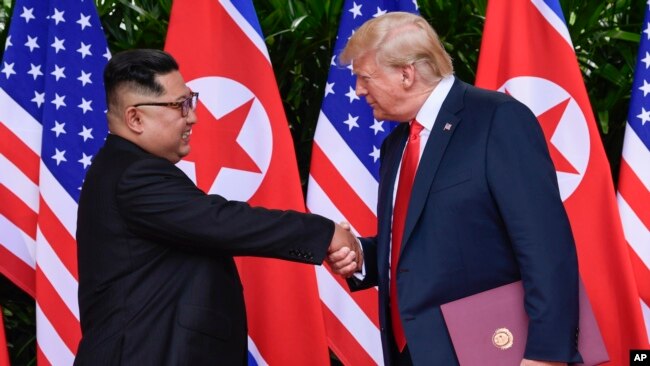 Ông Kim và ông Trump gặp nhau ở Singapore năm 2018.