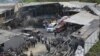 نمایی از کارخانه ساخت لوازم آتش بازی در حومه جاکارتا پایتخت اندونزی که پس از انفجار، دچار آتش سوزی مهیب شد.