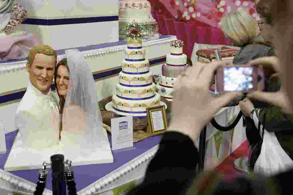 Una torta decorada con la imagen del príncipe Guillermo y su prometida Kate Middleton.