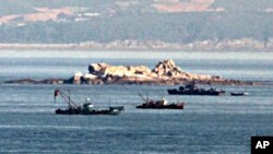지난 2009년 북한 서해상에서 조업 중인 북한 어선과 경비선. (자료사진)