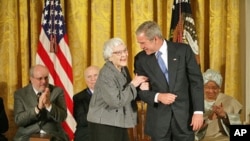 Harper Li primila je Predsedničku medalju slobode od predsednika Džordža Buša 2007. godine 